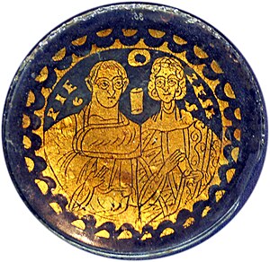 4th century married couple, inscribed "PIE ZESES" ("Drink, may you live") KHM Wien Zwischengoldglas Ehepaar XIa 35.jpg