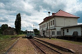 Bahnhof im Jahr 2000, links der ehemalige Triebwagenschuppen