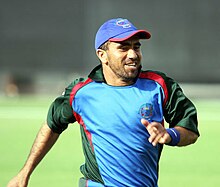 Игрок в крикет Карим Садик, бежит и улыбается