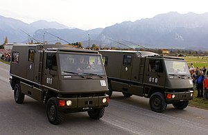 Kdo DURO M2+M1 o. 2xM2+ - Schweizer Armee - Steel Parade 2006.jpg