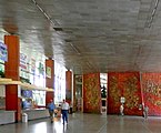 Wnętrze Pijalni przed remontem, 2012 (po remoncie sala koncertowa będąca wybitnym dziełem architektury wykonanym z ceramiki artystycznej, szkła i aluminium została zlikwidowana i zastąpiona beżową ścianą bez okien wbrew oryginałowi)[1]