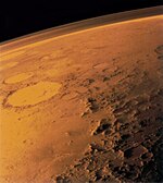 Khí quyển Sao Hỏa chụp nghiêng (có sử dụng kính lọc đỏ) bởi vệ tinh Viking cho thấy các lớp bụi lơ lửng cao đến 50 km
