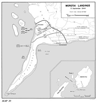 Una mappa del sud-ovest di Morotai che mostra la posizione dei tre reggimenti statunitensi sbarcati il 15 settembre, il loro obiettivi e posizione delle spiagge dello sbarco ed aeroporti sono indicati in testo