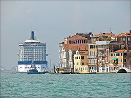 Navire de croisière dans le canal de la Giudecca (Venise) (6156556391)