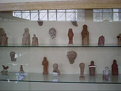 Vitrine contenant des objets VIIIe au IVe siècle av. J.-C. provenant du Délion.