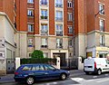 No 48 : immeuble construit en 1934 (ou 1935) à l'emplacement de l'ancien square Louis-Diémer.