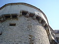 Blick auf den halbrunden Turm der Burg