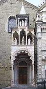 Puerta de los Leones rojos