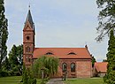 Dorfkirche mit zwei Steinkreuzen (Sühnekreuze)