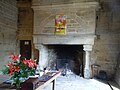 Cheminée monumentale située au rez-de-chaussée du château.