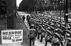 Hồng quân Liên Xô tiến ra mặt trận. Bảng trên cây bên trái ảnh có ghi dòng chữ: "Chính nghĩa thuộc về chúng ta. Kẻ thù sẽ bị tiêu diệt. Chiến thắng sẽ nằm trong tay chúng ta"