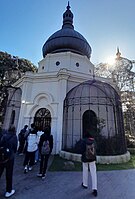 Recinto de los loros. Se destaca su cúpula acebollada