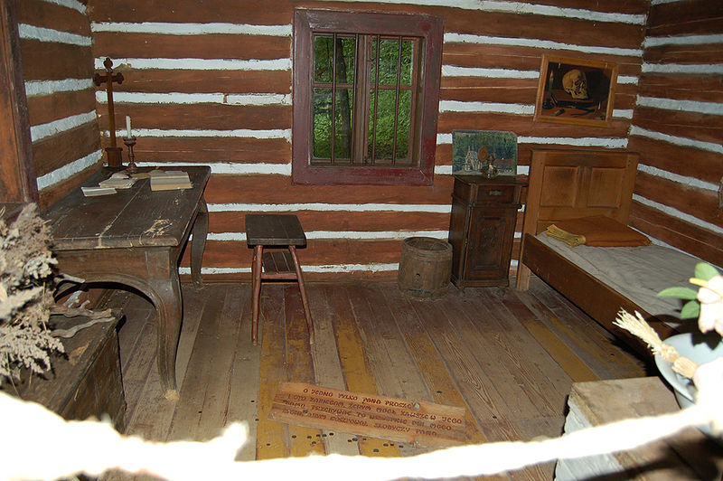 File:Reconstruction interior cottage lived Jan Dukli.JPG