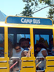 Езда на автобусе лагеря на ферме Knott's Berry Farm.jpg