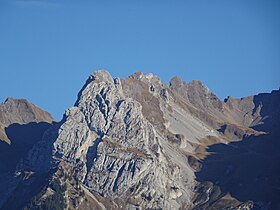 La Paré de Joux au premier plan et la roche Perfia au second plan vues depuis le Grand-Bornand au nord-ouest.