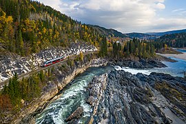 Un train BM93 SJ Norge sur la liaison Trondheim - Mo I Rana entre Mosjøen et Eiterstraum stoppested (no). Octobre 2020.