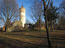 Rundturm, erhaltene Fundamente, Kelleranlagen, Teile des aufgehenden Mauerwerks und Wappenkartusche des ehemaligen „Schlosses“ Bornsdorf sowie der dazugehörige Park einschließlich der nördlich und westlich begrenzenden Wege