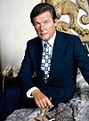 Roger Moore z nieodłącznym cygarem „Monte Cristo”