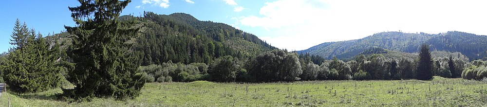 Panorama wylotu doliny Skribňovo. Po lewej stronie Mních, po prawej Skribňovo
