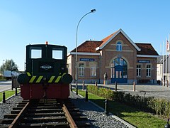 La gare et le locotracteur.