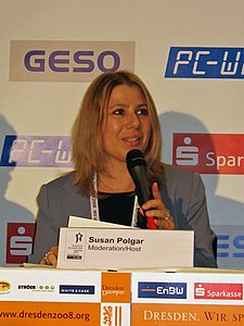 Zsuzsa Polgárová na tiskové konferenci na Šachové olympiádě 2008