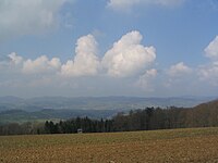 Blick von der Tromm (Auf der Lehen) nach Westen: über den Trommgranit-Hang und das Weschnitztal zum Weschnitzpluton-Bergrücken der Juhöhe (Kreuz-Berg bis Steigkopf)