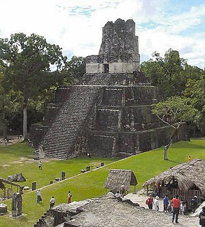 Tikal:templo ΙΙ, una pirámide de tres cuerpos