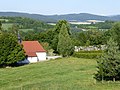 Friedhof mit niedriger Ummauerung