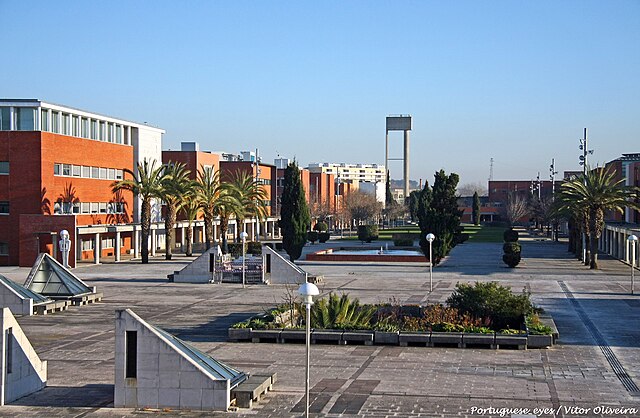 Fotografia que mostra o campus principal da Universidade de Aveiro. Autoria da fotografia na imagem.