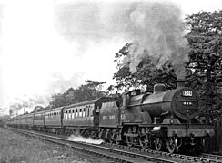 L'express Weston-super-Mare - Birmingham (10 voitures) gravit la rampe de Lickey (en) avec l'assistance de la 050 « Big Emma » (en).