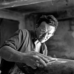 Вајар Војин Бакић ради у свом атељеу. Фотографија из 1956. године