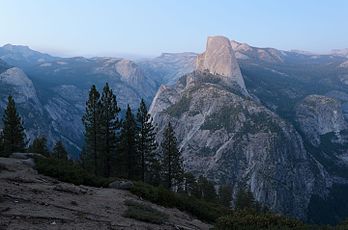 Vue sur le Half Dome et le parc national de Yosemite depuis le Glacier Point (Californie). (définition réelle 4 928 × 3 264)