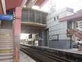 杨梅车站两座岛式月台通往跨站式站房的楼梯。