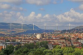 Gezicht op Millau en het Viaduct van Millau