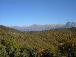 O portiello d'as valles dende la par d'Ascaso. En o fundo i son visibles as montanyas d'a valle de Chistau y d'A Cinca: Dende la ezquierra enta la dreta Pica d'Ordiceto, Maristás (mes chicot), Punta Suelza, Punta Lierga, Cotiella y Penya Montanyesa