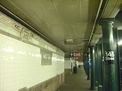 vue d'ensemble du quai avec les cartouches le plafond et les colonnes.