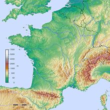 Topografische Karte Frankreichs mit seinen farbig markierten Höhen, die von 0 bis 7000 Meter gehen und in einer Legende erläutert sind. Die Flüsse und angrenzenden Staaten sind zu sehen.