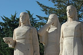 Kadın heykel grubu yüz detayları