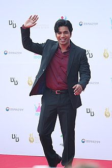 Description de l'image Anupam Tripathi at the 2022 Seoul International Drama Awards on September 22, 2022.jpg.