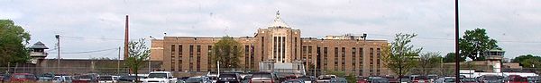 Façade actuelle de la prison d'Auburn. A noter les deux miradors de chaque côté et la statue de Copper John au sommet.