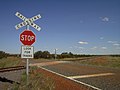 Schlussend­lich: Bahn­über­gang der Zen­tral­aus­tra­li­schen Ei­sen­bahn – das Look for trains warnt meist ver­geb­lich