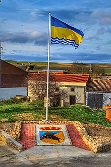 Bandera y Escudo de Guarrate en la zona de las bodegas.