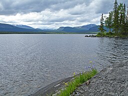 Bergsjön sedd från norra stranden med Girifjället och Borkafjället i bakgrunden.