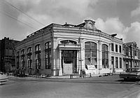 New Orleans: stará budova Louisiana Sugar Exchange Building na rohu ulic Bienville Street a Front Street, French Quarter, fotografováno v roce 1963 těsně před demolicí; budovu postavil v letech 1883 - 1884 architekt William Freret