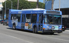 Vue d'un bus bleu à destination de Santa Monica.