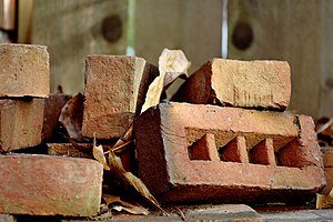 English: Pile of bricks. Français : Un tas de ...
