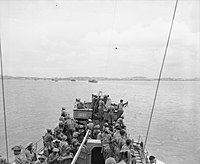 Un convoi de péniches de débarquement transportant des troupes indiennes entrant dans la baie de Singapour, 1945.
