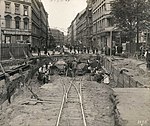 U-Bahn-Bau am Oranienplatz mit Blick in die Dresdener Straße Richtung Mitte, 1915. In dem gezeigten Abschnitt befand sich 30 Jahre später die Blockumfahrung.