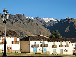 Berg Camchas und andalusische Häuser im Anden-Stil
