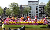 De zogeheten Koninkrijksboot in de Canal Parade van de Amsterdam Gay Pride in 2015.